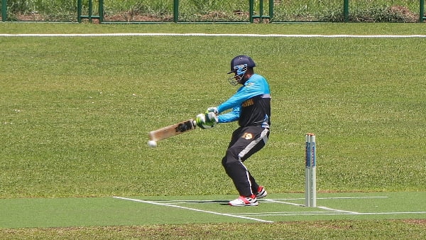 Atlet Cricket Sumbar Romi Candra Lakukan Pukulan Telak Saat Berhadapan Dengan Tim Asal Provinsi Bali, Di Lapangan Cricket Doyo Baru, Kabupaten Jayapura, Sabtu (25/9)