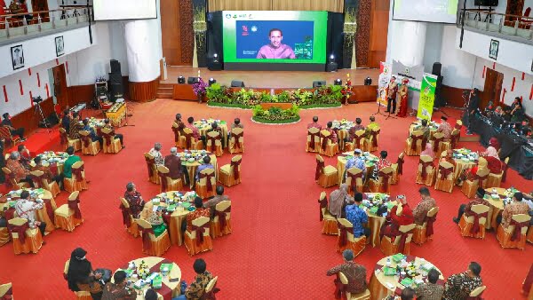 Mendikbud Riset dan Dikti sampaikan sambutan dalam Wisuda Unand yang digelar secara virtual