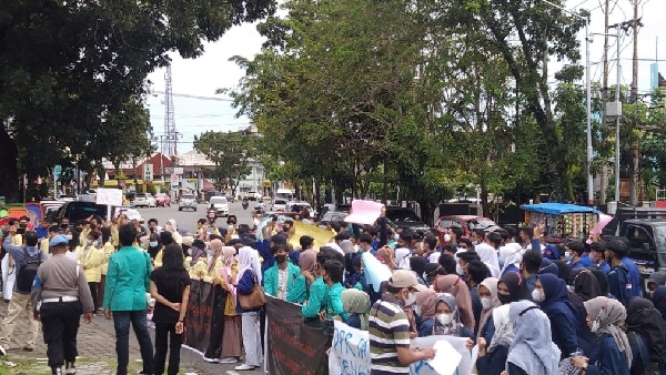 Ratusan Mahasiswa Itu Berunjuk Rasa Ke Kantor Dprd Sumbar