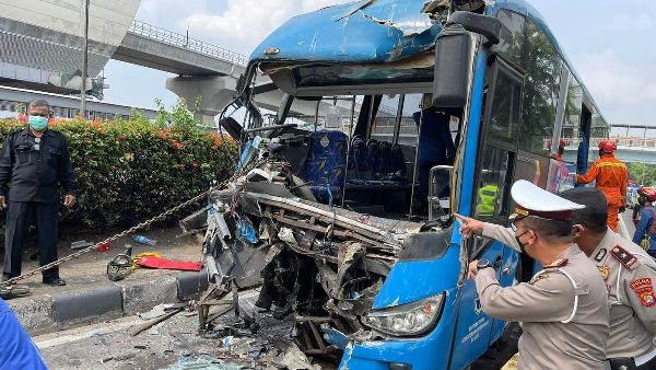 Dir Lantas Polda Metro Jaya Kombes. Pol. Sambodo Purnomo Yogo, S.I.K., M.T.C.P. melaksanakan Pengecekan TKP Kecelakaan Lalu Lintas Kendaraan Transjakarta di Jl MT Haryono Jakarta Timur. (TMC Polda Metro Jaya)