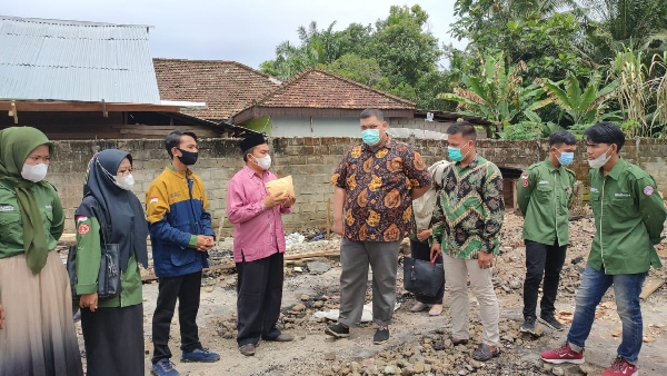 Ormawa Undhari Serahkan Bantuan Pada Ponpes Nurul Iman