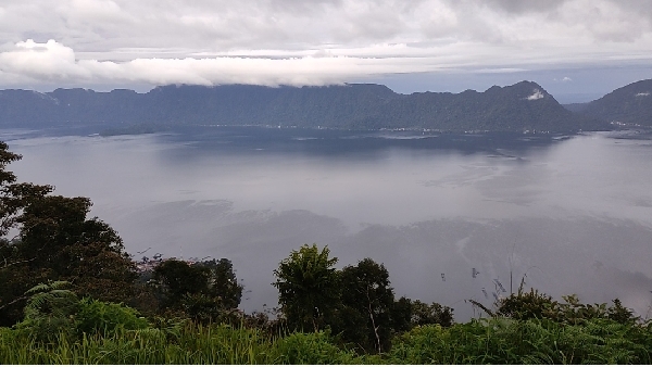 Danau Maninjau Terlihat Utuh Dari Lawang Park