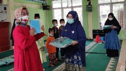 Kasi Kesos Camat Lubeg Yona Kartika serahkan bantuan tas dan buku secara simbolis pada anak yatim dalam program JBB