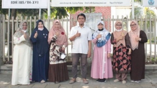 Tim Pengabdian Kepada Masyarakat (Pkm) Jurusan Bahasa Inggris Politeknik Negeri Padang (Pnp) Berfoto Bersama Di Depan Sekolah Smk Negeri 5 Padang, Di Kawasan Lolong, Padang.