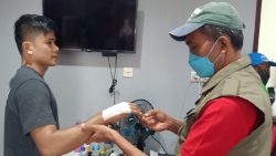 Dokter Kontingen Sumbar Afriawardi Saat Mencek Hasil Operasi Dion Saputra Di Mes Atlet Muaythai.