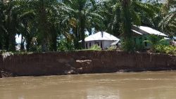 Rumah warga yang terancam ambruk oleh terjangan Batang Pasaman