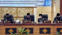 Ketua DPRD Bersama Wawako Asrul, Wakil Ketua DPRD Yulius Kaisar, dan Imbral Pada Rapat Pleno DPRD, Sabtu