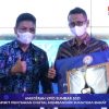 Manager Padangtv Defri Mulyadi saat menerima Anugerah KPID Sumbar 2021