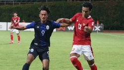 Bek Timnas Indonesia, Pratama Arhan (kanan) berduel dengan penyerang Timnas Kamboja, Sieng Chanthea (Kiri),