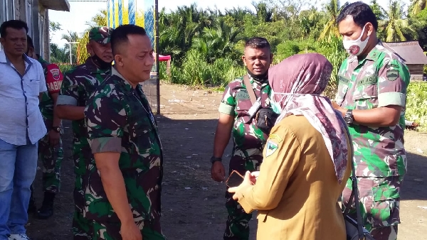 Dandim 0311/ Pessel Berdialog Dengan Masyarakat Dan Petugas Vaksinator.