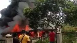 Warga hanya bisa menyaksikan rumah Umar yang ludes dimamah sijago merah