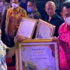 Kapolda Sumbar Terima Anugerah Padek