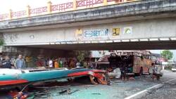 Bus Pt Sipirok Nauli Hantam Flyover Simpang Lapan Padang Panjang