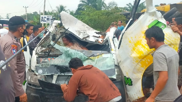 Kondisi Salah Satu Kendaraan Yang Hancur Karena Tabrakan Beruntun