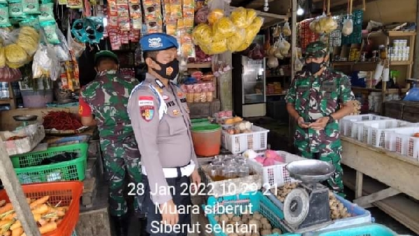 Babinsa Koramil 02/Siberut Tinjau Harga Di Pasar