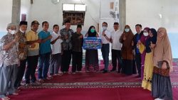 Serah terima simbolis TJSL PT. Pelindo Persero di Masjid At-Taubah Nagari Ladang Panjang Tigo Nagari Pasaman