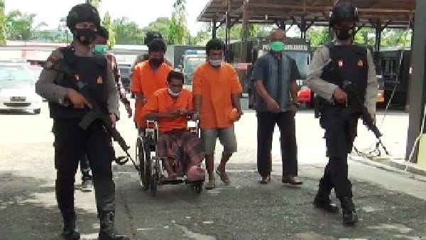 Pelaku Curas Terpaksa Digotong Dengan Kursi Roda Lantar Dihadiahi Timas Panas