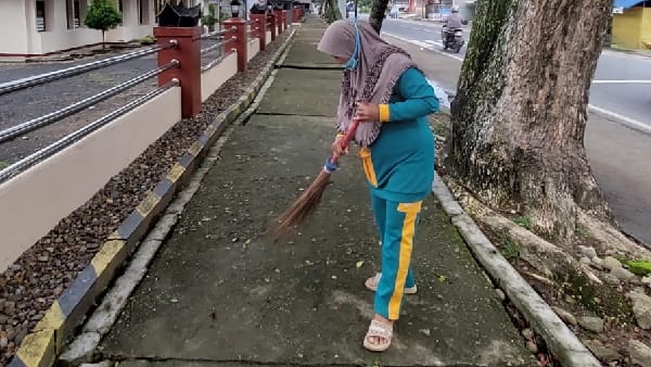 Jasni, Petugas Kebersihan Solok Selatan Sedang Melakukan Tanggungjawabnya