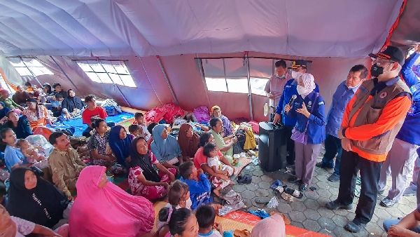 Bmkg Tinjau Korban Gempa Di Pengungsian