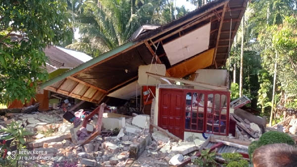 Salah Satu Rumah Yang Ambruk Di Kajai Talamau, Akibat Guncangan Gempa