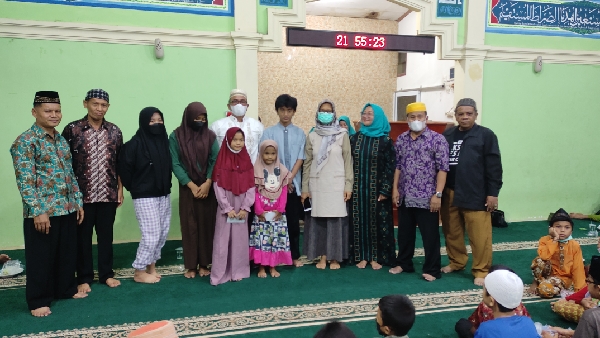 Penyerahan Bantuan Pendidikan Peduli Pada Anak Yatim