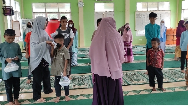 Herwaty Taher Dan Reni Andrianti Serahkan Bantuan Anak Yatim