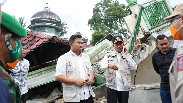 Sutan Riska di lokasi bencana gempa