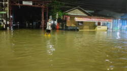 Bpbd Kota Samarinda Bersama Tim Terkait Melakukan Asesmen Dan Pemantuan Dilokasi Banjir Kota Samarinda, Kalimantan Timur, Selasa (22/3)