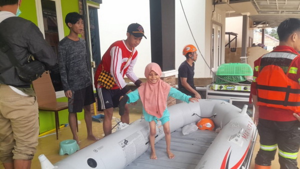 Petugas Sedang Melalukan Evakuasi Warga Terdampak Banjir Di Kutai Timur. (Bpbd Kab. Kutai Timur)