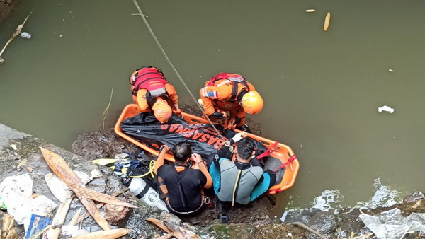 Tim Basarnas Mataram Saat Melakukan Evakuasi Jasad Muhammad Zaini Yang Terjun Dari Jembatan Sungai Gebong Desa Tanah Beak Kecamatan Narmada Lobar