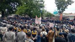 Aksi demo ribuan mahasiswa di DPRD Sumbar, Senin (11/4/2022)