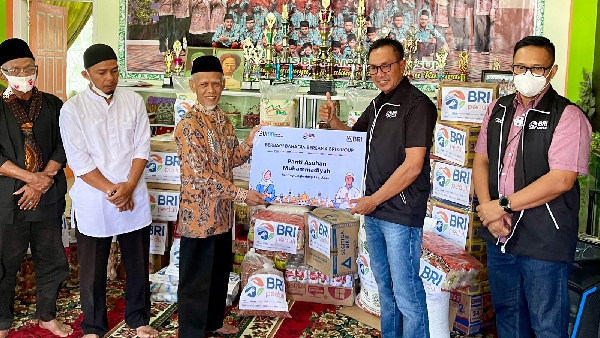 Direktur Bisnis Kecil Dan Menengah Bri Amam Sukriyanto Serahkan Bantuan Di Panti Asuhan Muhammadiyah Ranting Cingkariang Kab Agam