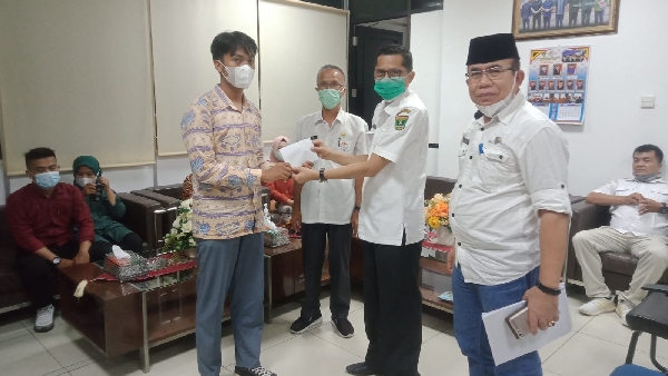 Raflis Serahkan Santunan Untuk Anak Yatim