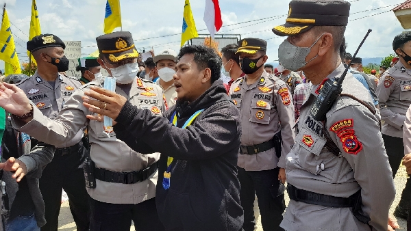 Aparat gabungan kawal demo mahasiswa