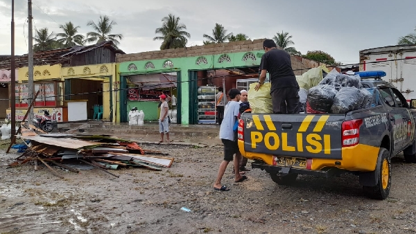 Puluhan Rumah Dan Ruko Dihantam Puting Beliung