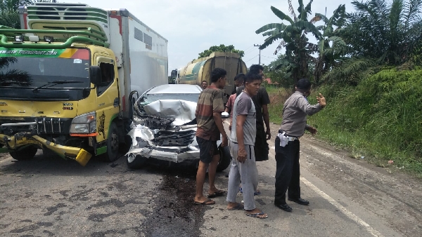 Lakalantasdi Jalan Lintas Sumatera, Jorong Tabek Guc,I Kenagarian Sialang Gaung, Kecamatan Koto Baru, Kabupaten Dharmasraya Antara Minibus Dan Truk Box