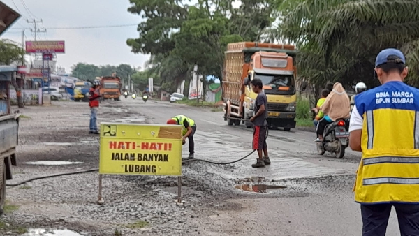 Perbaikan Jalan Lintas Sumatera Yang Rusak Dan Berlobang