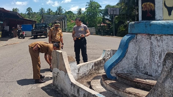 Kapolsek Koto Vii Dengan Camat Koto Vii Elko Febri Marola, S.stp Dan Wali Nagari Limo Koto Bersihkan Tugu Juang