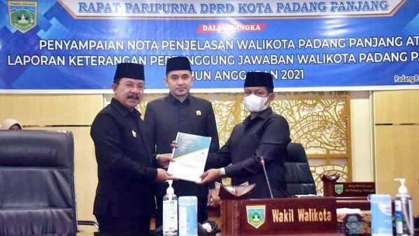 Wawako Asrul Menyerahkan Nota Lkpj 2021 Walikota Padang Panjang Fadly Amran Kepada Wakil Ketua Dprd Yulius Kaisar Didampingi Wakil Ketua Dprd Imral