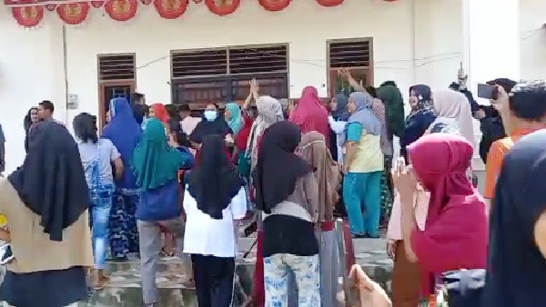 Warga Nagari Abai Siat, Kecamatan Koto Besar, Kabupaten Dharmasraya, Demo, Ke Kantor Wali Nagari Abai Siat