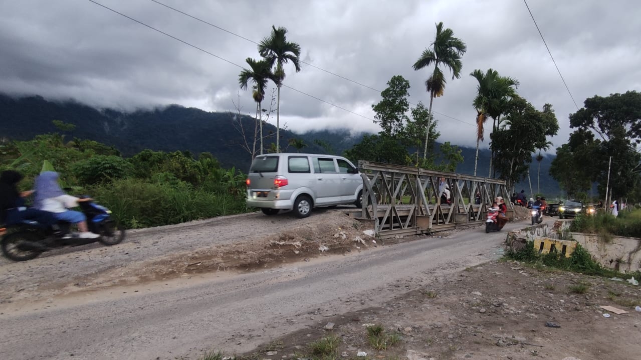 Proyek Pengerjaan Jembatan Tanpa Plang Dan Tanpa Peringatan Pada Pengguna Jalan Di Jorong Baruah, Kecamatan Tanjung Raya, Kabupaten Agam