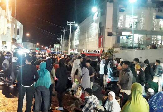 Keramaian Pengunjung Di Kawasan Pasar Pusat Padang Panjang, Minggu Malam (1/5)