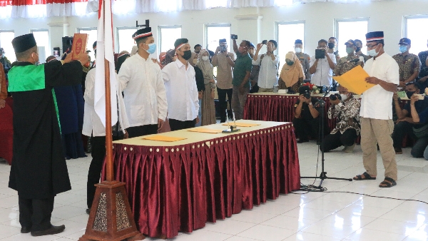 Ratusan Eks Pengikut Negara Islam Indonesia (Nii) Mencabut Bai’at Nya Dan Kembali Ke Negara Kesatuan Republik Indonesia (Nkri), Kamis (12/5) Di Aula Kantor Bupati Limapuluh Kota,