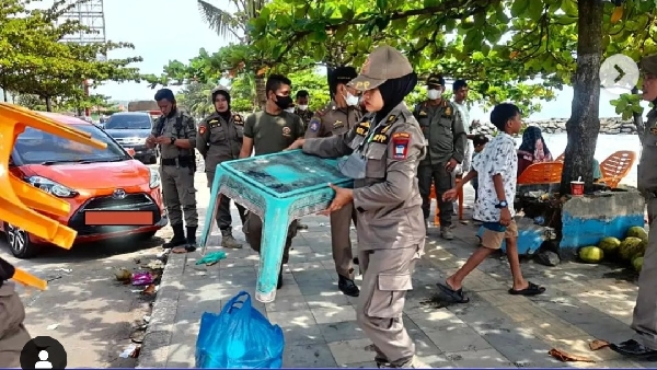 Personil Satpol Pp Padang Bersihkan Lapak Pedagang Di Jl. Samudera