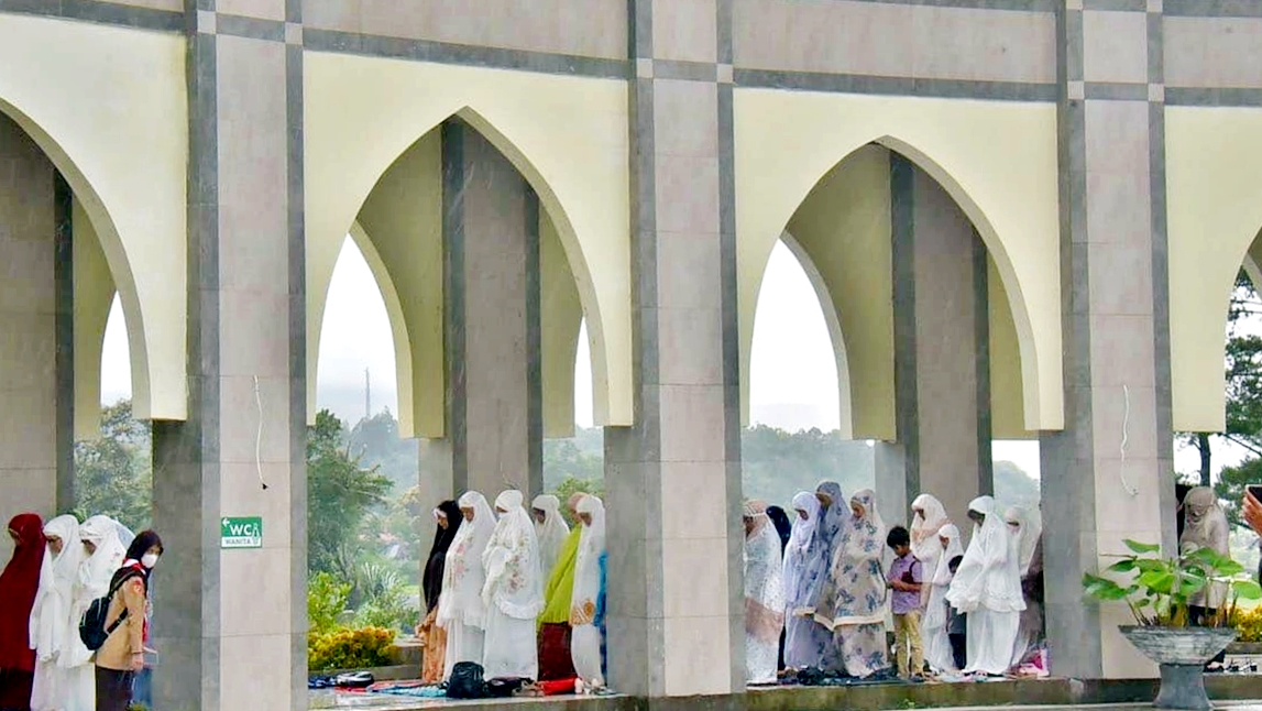 Shalat Ied Di Islamic Centre Padang Panjang Penuh Sampai Ke Teras