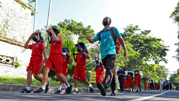 Siswa Sd No.2 Tanjung Benoa Didampingi Para Guru Melakukan Simulasi Evakuasi Potensi Bahaya Tsunami,