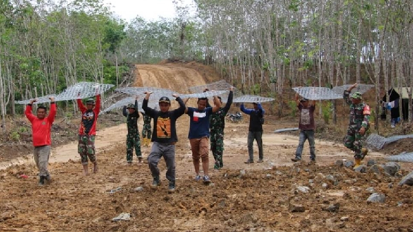 Prajurit Babinsa Koramil 10/Koto Besar Kodim 0310/Ss Dan Warga Binaannya Membantu Kegiatan Gotong Royong