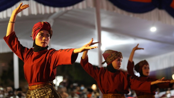 Tari Anak Nagari Yang Dipentaskan Di Alun-Alun Jam Gadang, Bukittinggi