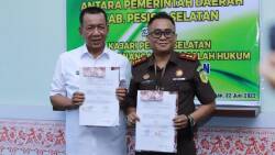 Bupati Pesisir Selatan Drs. Rusma Yul Anwar Dan Kepala Kejaksaan Negeri Pesisir Selatan Raymund Hasdianto Sihotang, Sh, Mh. 