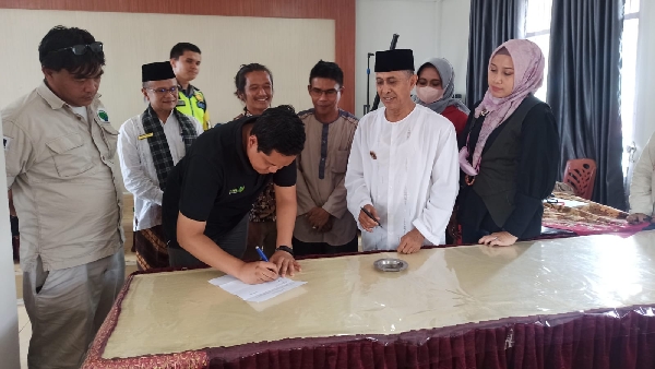 TPP Dewi Sumbar bersama BPPD Sumbar serta MPK yang diwakili Yudi Martha Nugraha, menggandeng Semen Padang melalui CSR menyumbang 10 tong sampah untuk Desa Wisata Nagari Pariangan